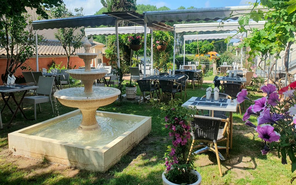 Extérieur restaurant Auberge des Lacs bleus à Clérac en Charente-Maritime